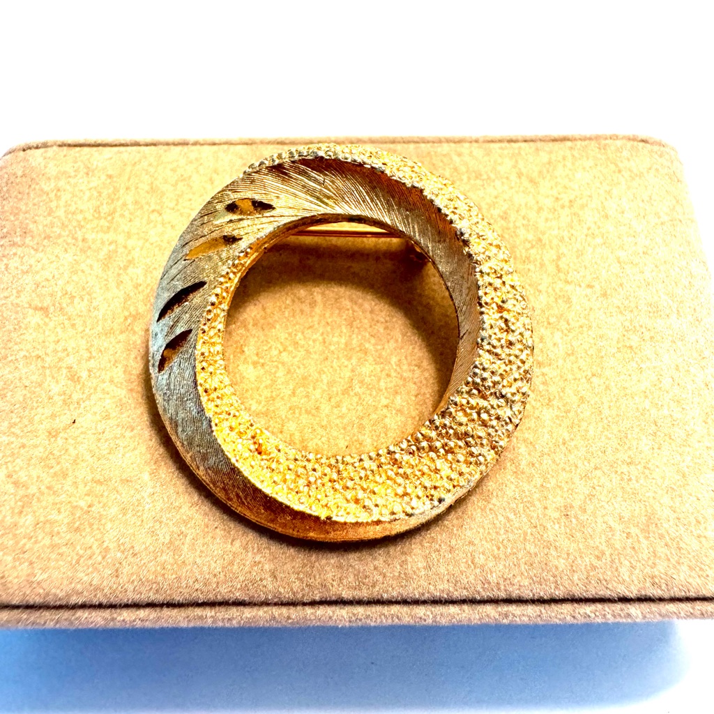 Vintage 1960s Signed Mamselle Gold Tone Textured Circle Brooch Modernist Pin 20$